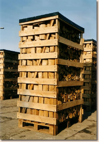 Kaminholz in Palettenkiste